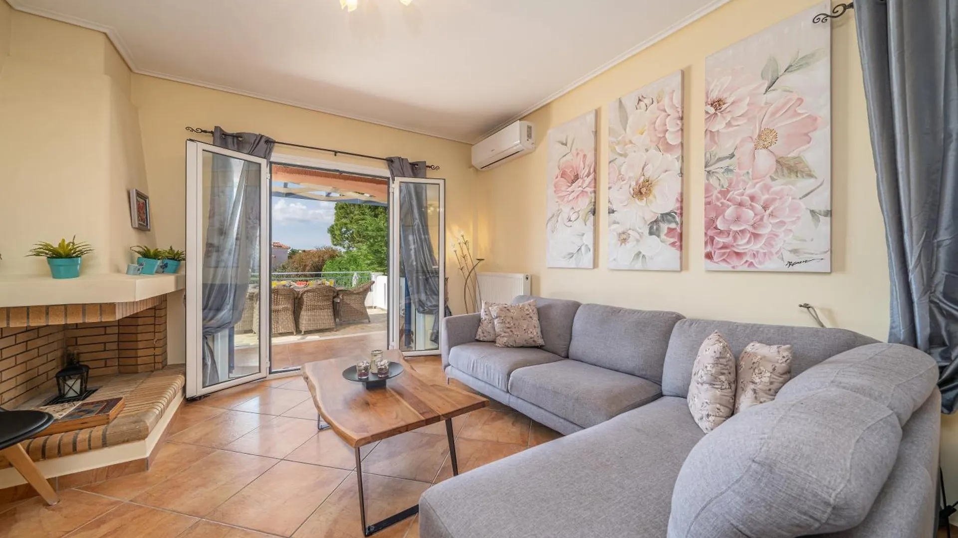 Eglina Villa'S Minia Greece